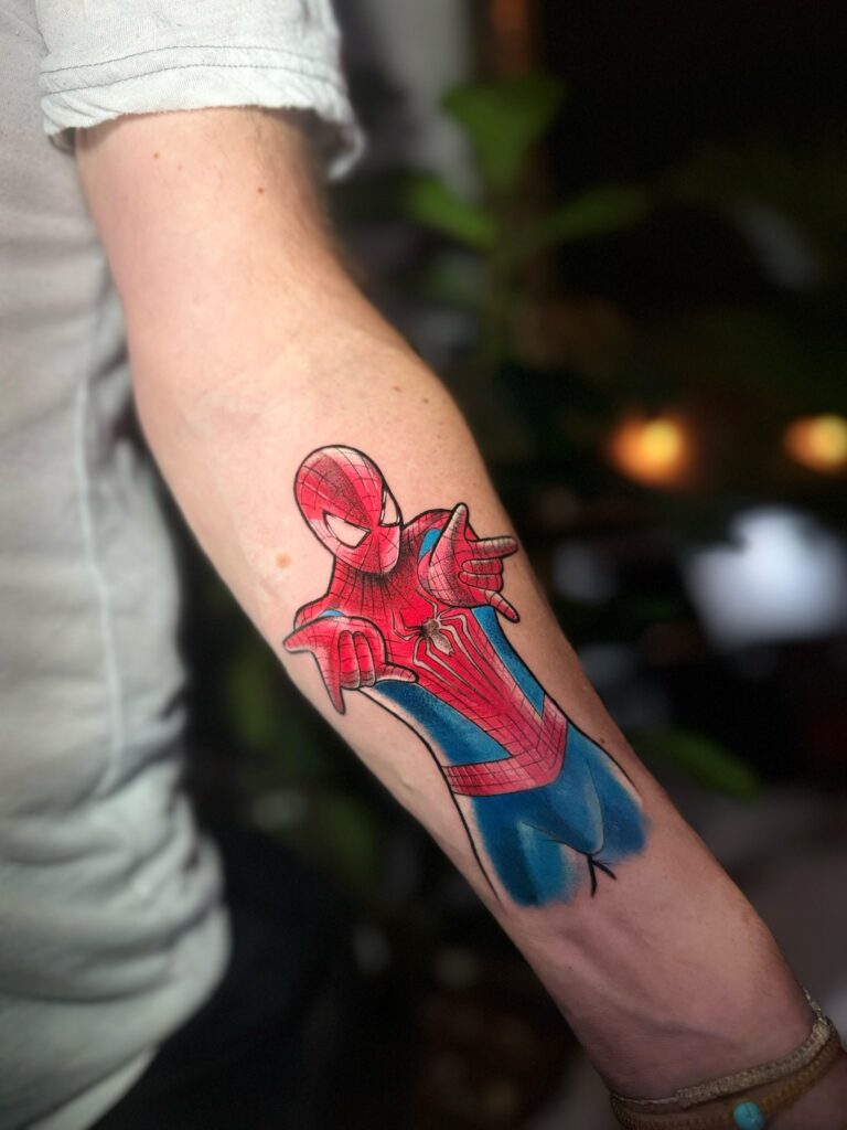 Tatuagem homem aranha colorido, tattoo copacabana